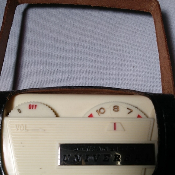 Universal 6 Transistor Eliminator Radio With Leather Case - Picture 6 of 7